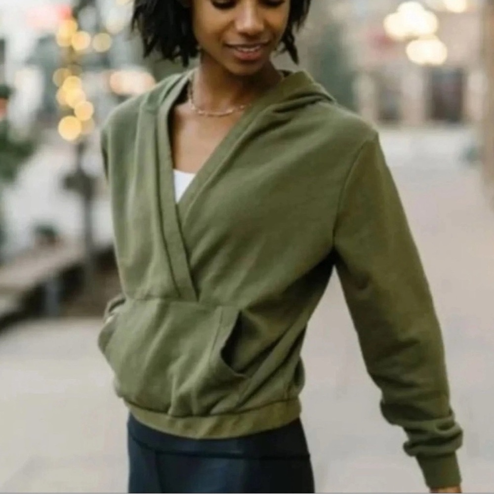 ZYIA Women's Calmness Pocket V-Neck Cropped Hoodie Sweatshirt Olive‎ Size Large